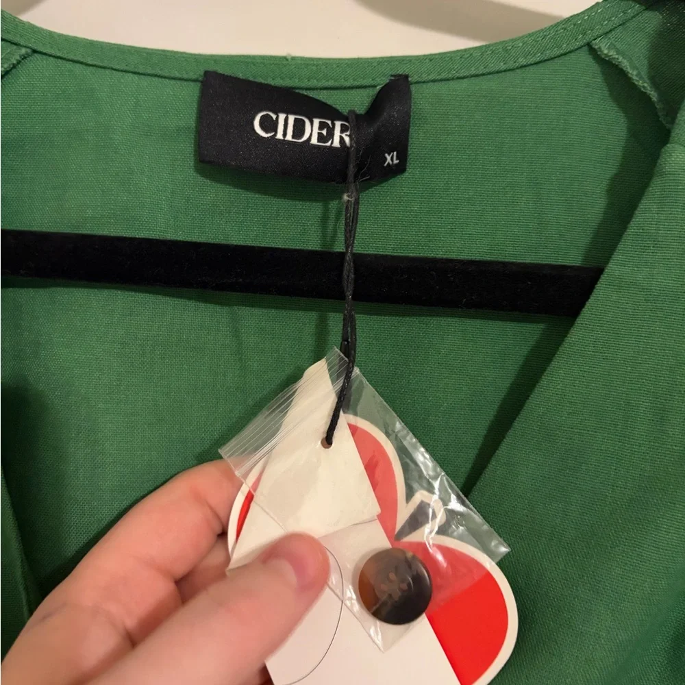 Cider Green Cropped Button-Down Blouse - Picture 2 of 3